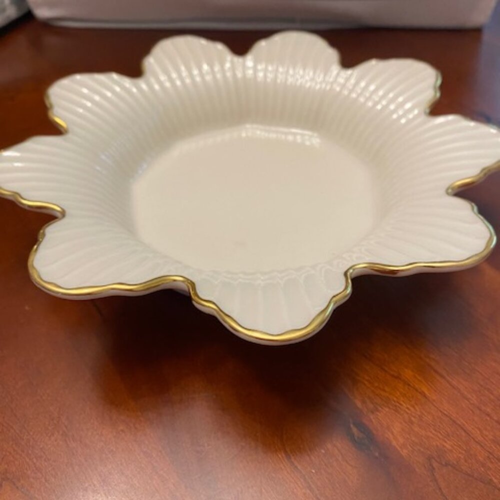 Lenox Classic China Meridian Ribbed Petals Flower Trinket Dish Cream w gold trim